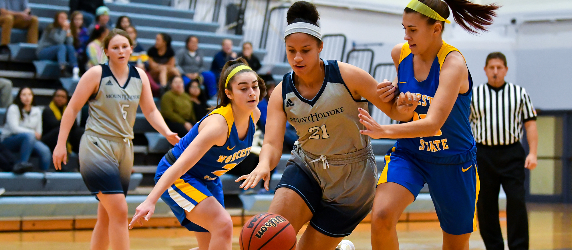 Basketball Drops Home Opener to Elmira, 54-39