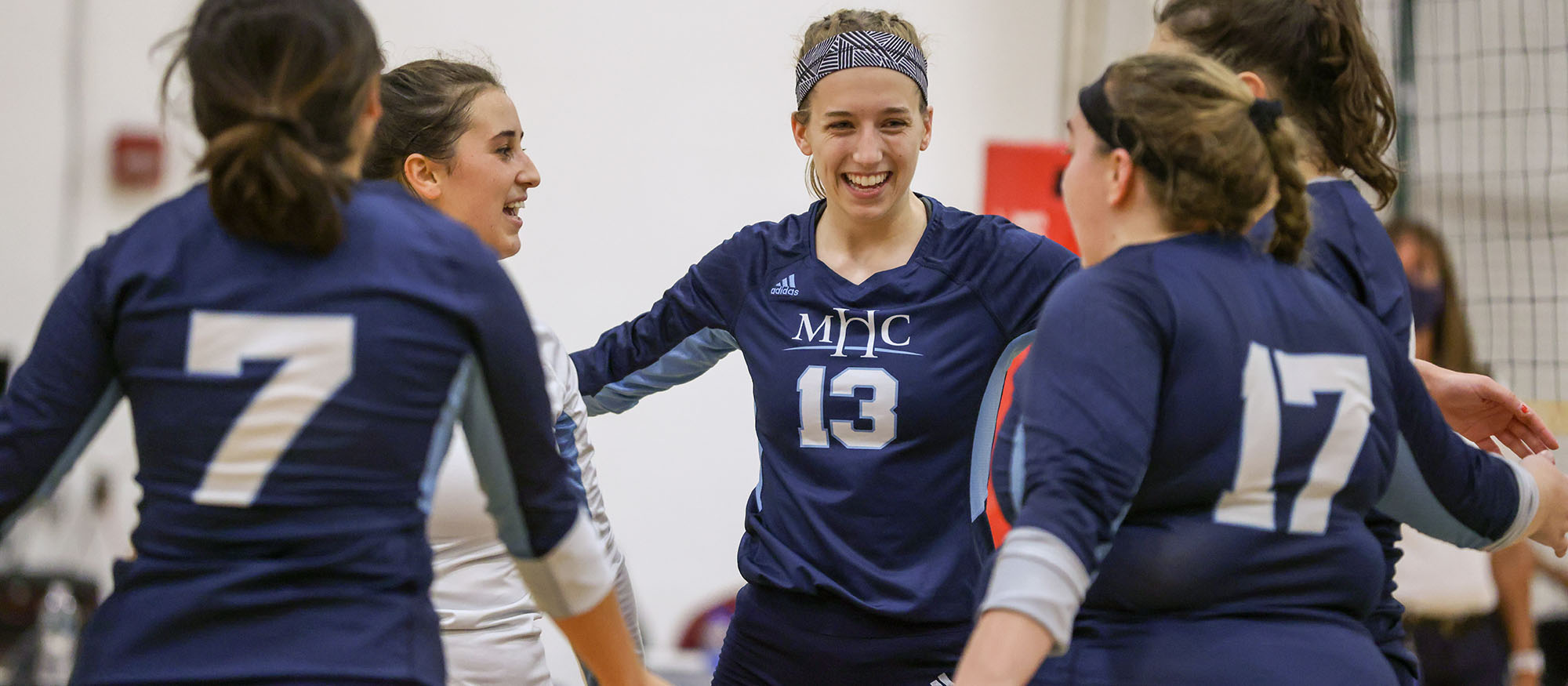 Volleyball Rolls Past Anna Maria in Straight Sets